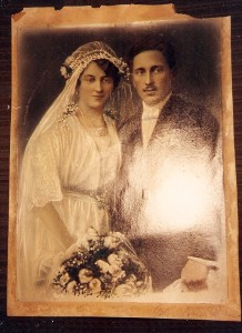 Svadobná fotografia z roku 1920.